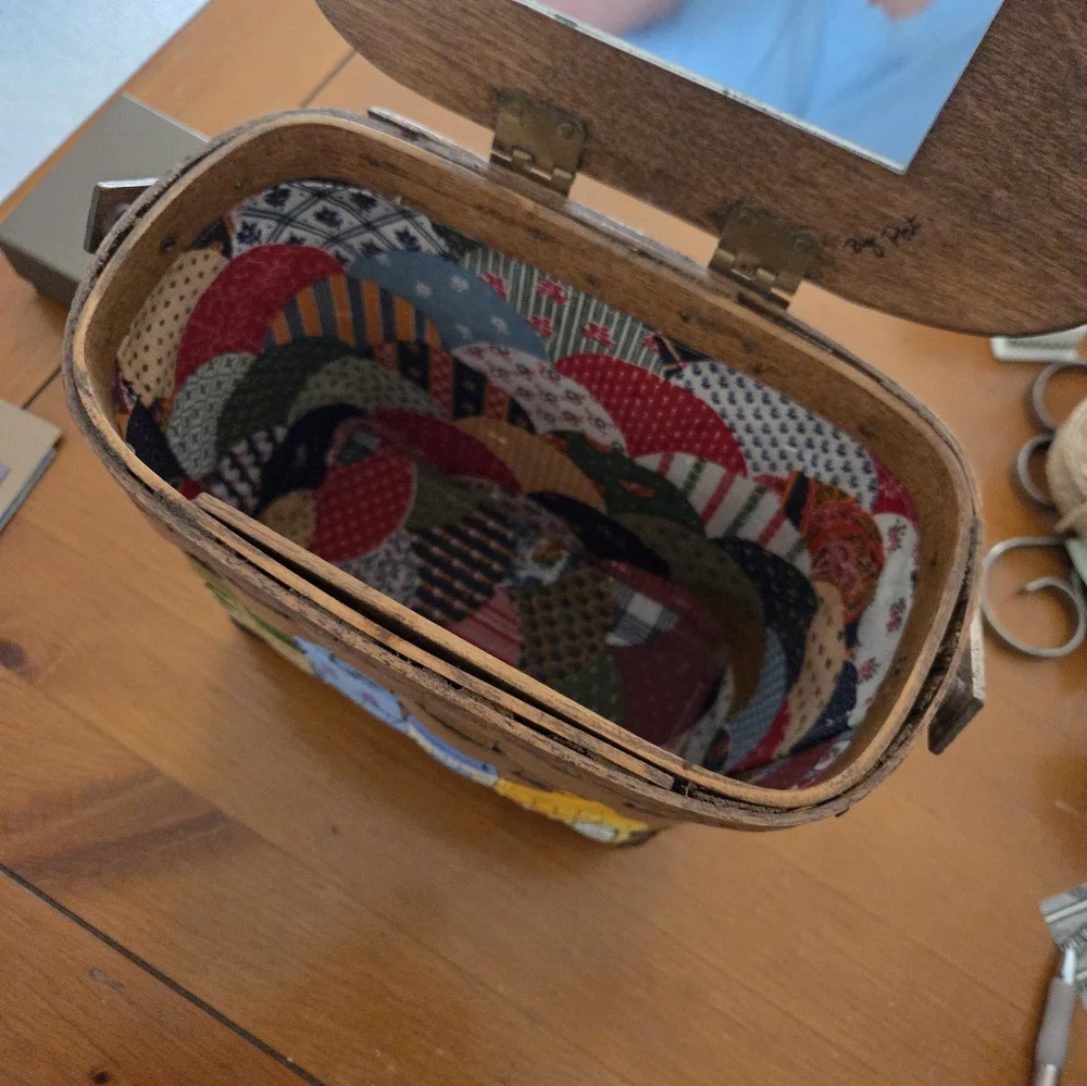 70's Hand-painted Woven Wood Basket Purse Lined In Calico And Has Brass Hinges